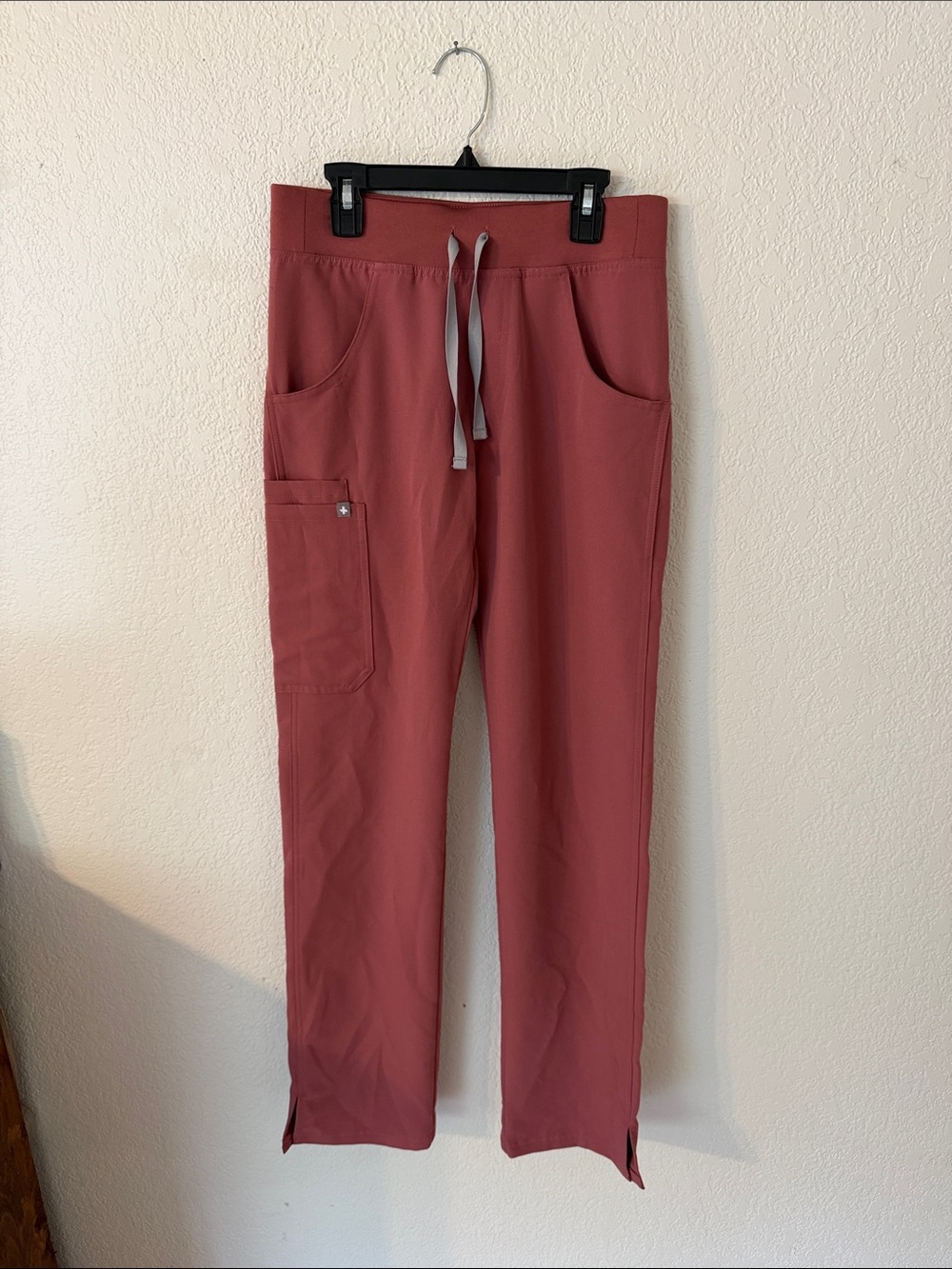 Figs Women’s Kade Tall Cargo Scrub Pants in Mauve